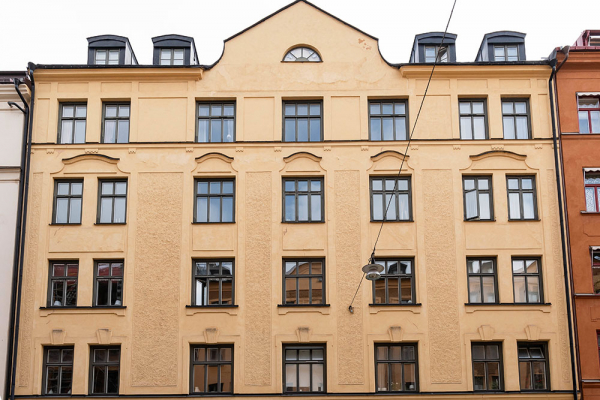 Яркий белый интерьер в старом здании центра Стокгольма (88 кв. м)