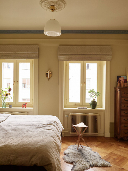 Тёплые летние оттенки и ботанические принты: необычная квартира в Стокгольме