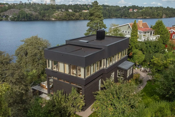 Роскошная современная вилла у озера в Стокгольме