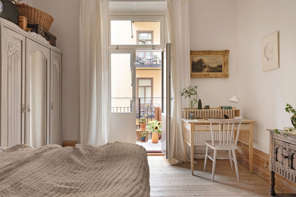 Высокие потолки, лепнина и винтажная мебель: светлая квартира в Стокгольме