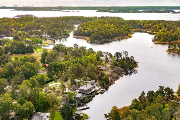 Тёплый современный уют на фоне природы: коттедж в Швеции