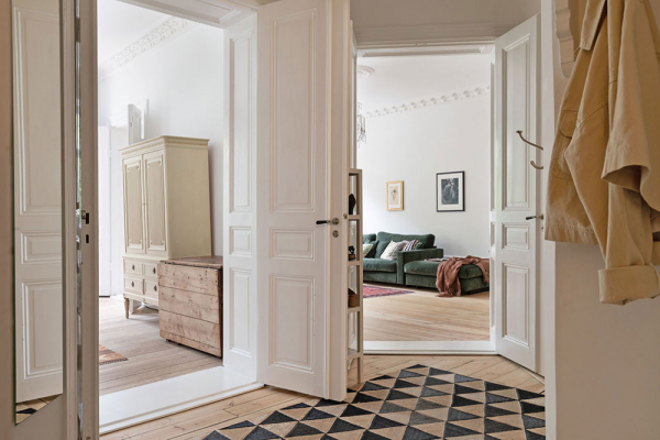 Высокие потолки, лепнина и винтажная мебель: светлая квартира в Стокгольме