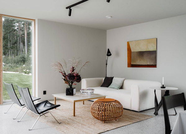 Черно-белые интерьеры с теплыми вставками: современный дом в Швеции