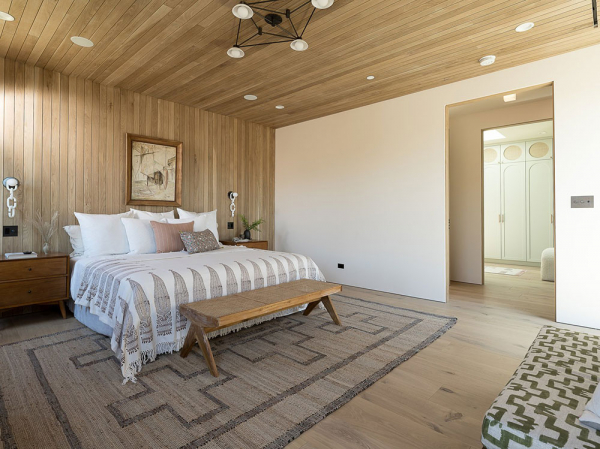 Уютная простота в дизайне современного дома с бассейном в Калифорнии