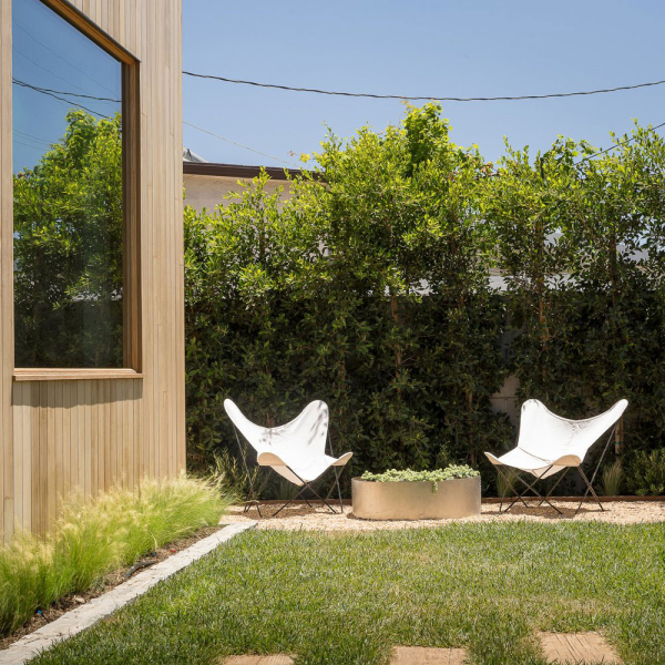 Уютная простота в дизайне современного дома с бассейном в Калифорнии