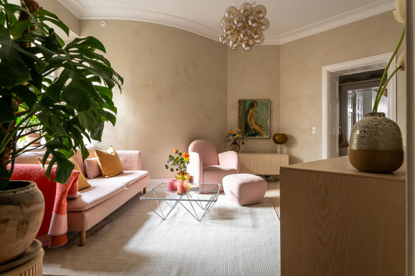 Необычная конфигурация комнат и розовый диван: квартира в Гетеборге (76 кв. м)