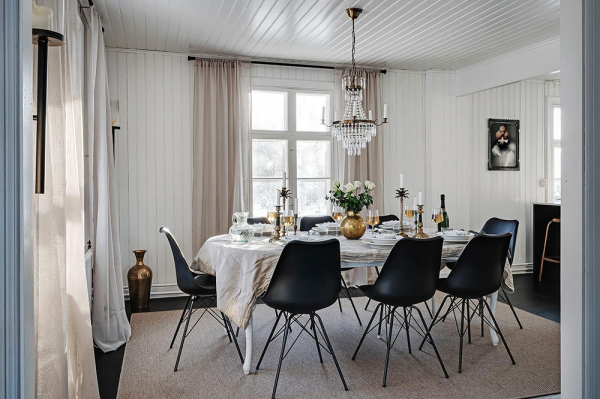 Белая вилла в Швеции с черно-белыми интерьерами