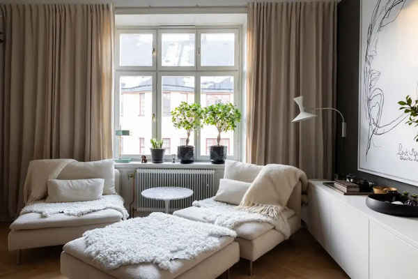 Современная классика со стильными тёмными акцентами: квартира в Стокгольме