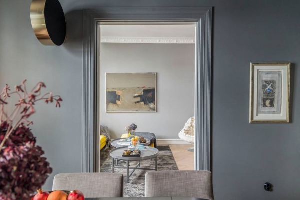 Желтый диван и другие яркие акценты в интерьерах квартиры в Мальмё