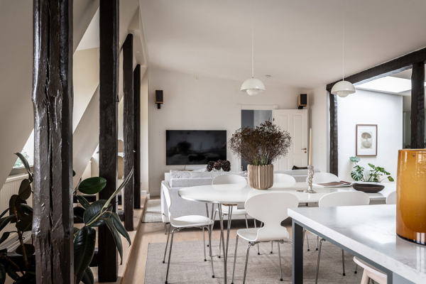 Тёплый и элегантный интерьер просторной мансардной квартиры в Гетеборге