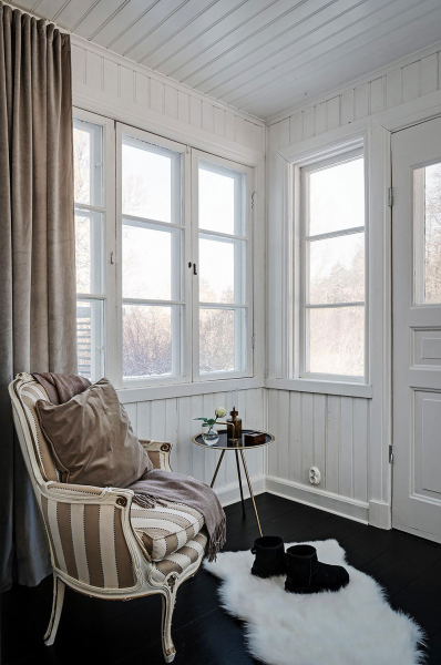 Белая вилла в Швеции с черно-белыми интерьерами