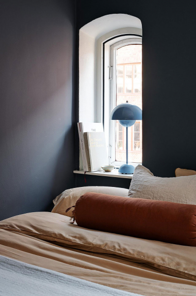Великолепный глубокий синий в дизайне необычной шведской квартиры (57 кв. м)