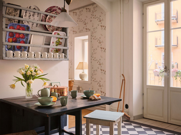 Царство цветочных обоев в дизайне шведской квартиры с мансардой