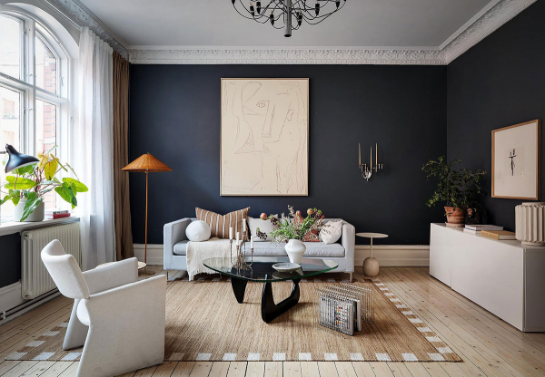 Великолепный глубокий синий в дизайне необычной шведской квартиры (57 кв. м)