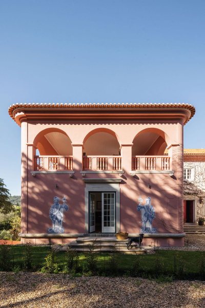 Стильное обновление прекрасной розовой виллы 19 века в Португалии