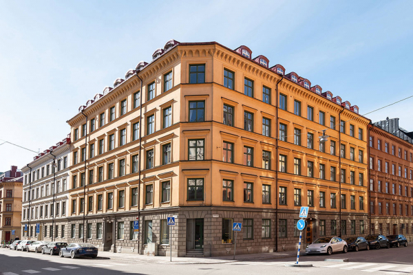 Летние акценты в декоре светлой мансардной квартиры в Стокгольме (70 кв. м)