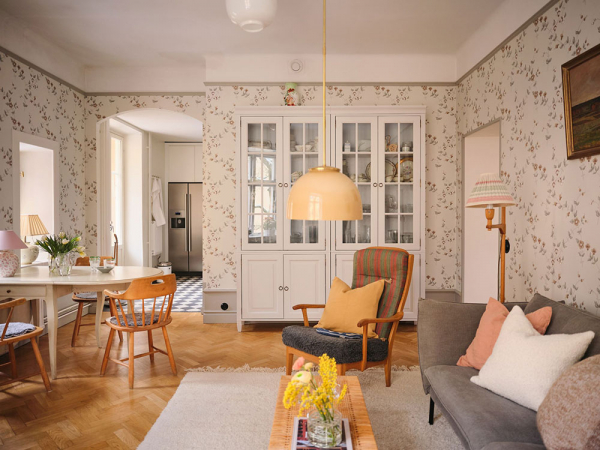 Царство цветочных обоев в дизайне шведской квартиры с мансардой