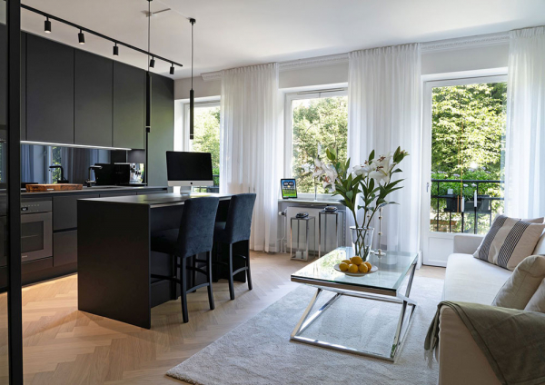 Черная кухня и вид на парк: маленькая современная квартира в Стокгольме (37 кв. м)