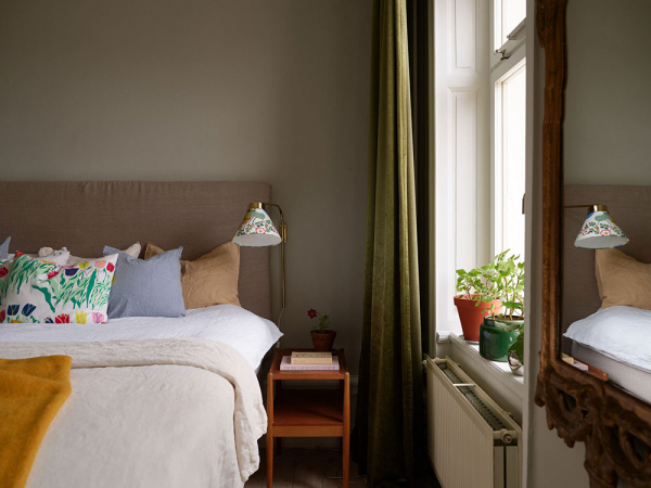 Красивые оттенки зелёного в дизайне уютной скандинавской квартиры