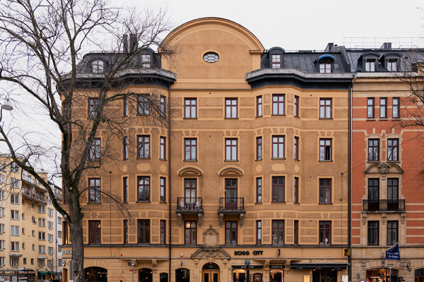 Библиотека и круглое окно: интересный интерьер на чердаке в Стокгольме