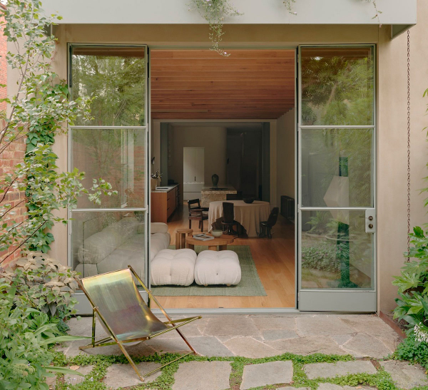Небольшой дом в Мельбурне с уютными современными интерьерами и садом