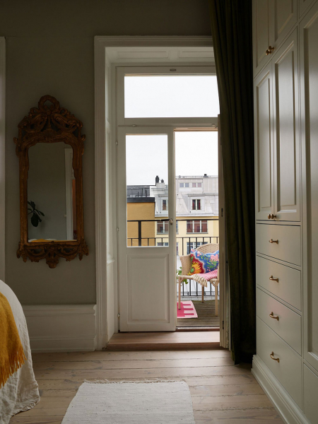 Красивые оттенки зелёного в дизайне уютной скандинавской квартиры
