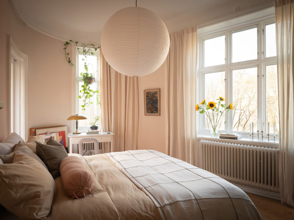 Прекрасные краски в шведской квартире со скруглёнными стенами (63 кв. м)