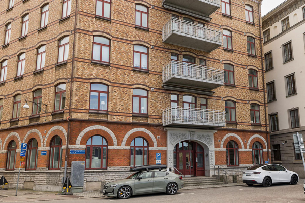 Красивая скандинавская квартира с тёмными стенами и высокими потолками (77 кв. м)