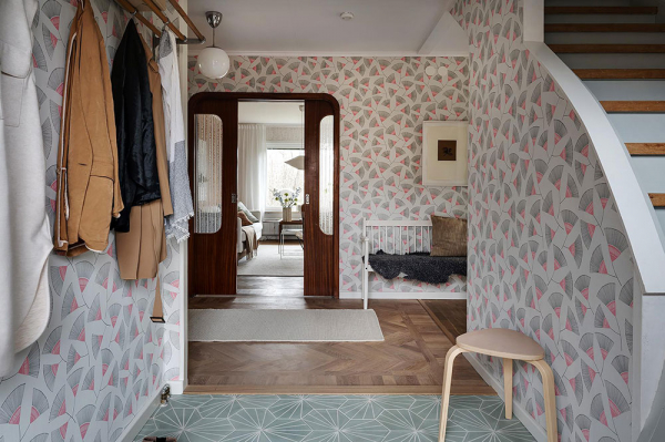 Ретро-обои и деревянная стена в гостиной: необычная дача в Швеции
