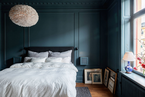Элегантная шведская квартира с тёмно-синей спальней (62 кв. м)