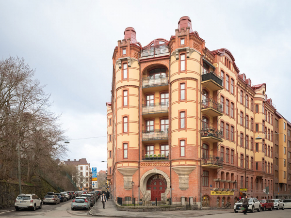 Прекрасные краски в шведской квартире со скруглёнными стенами (63 кв. м)