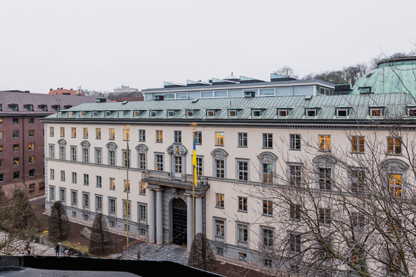 Библиотека и круглое окно: интересный интерьер на чердаке в Стокгольме