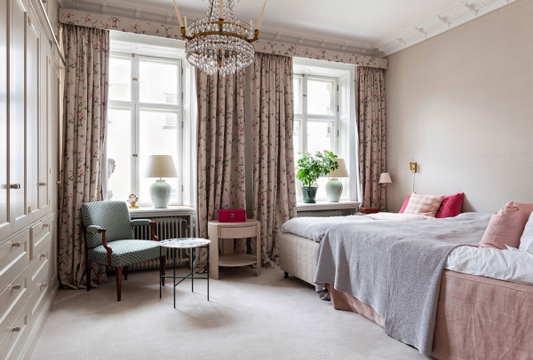 Приятные женственные нотки в дизайне элегантной скандинавской квартиры