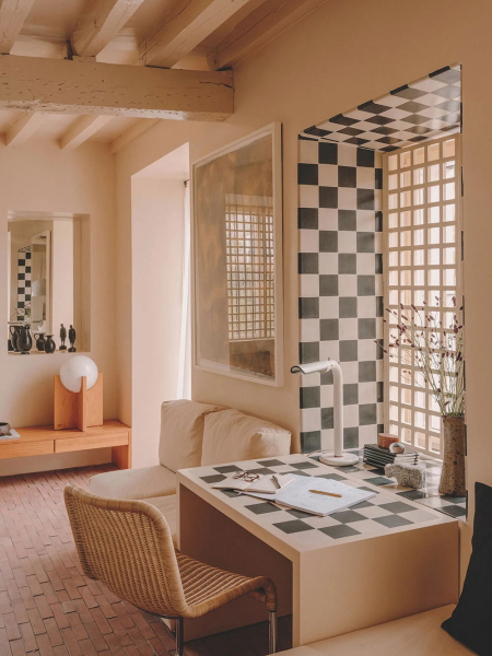 Шахматные узоры и нотки японского стиля в дизайне загородного дома в Испании