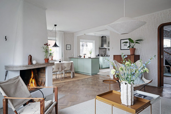 Ретро-обои и деревянная стена в гостиной: необычная дача в Швеции