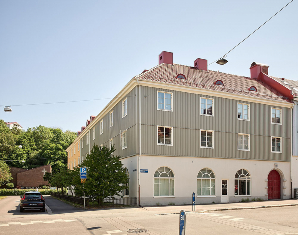 Светлая шведская квартира на первом этаже с роскошными окнами (80 кв. м)