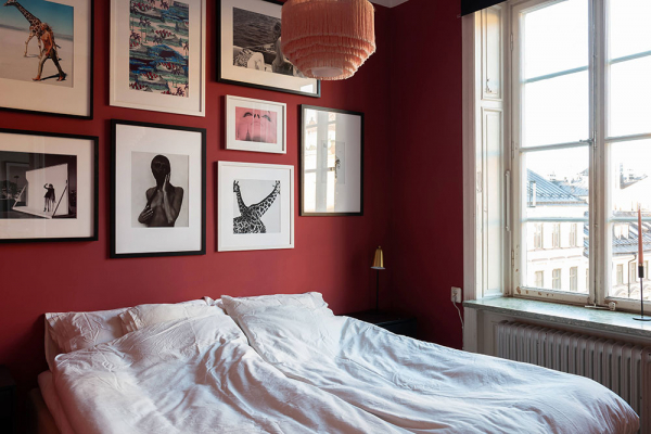 Маленькая, элегантная, с красной спальней: квартира в Стокгольме (57 кв. м)
