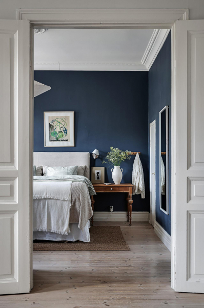 Светлая скандинавская квартира с эффектной синей спальней (100 кв. м)