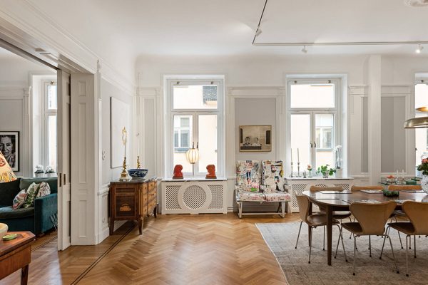 Обеденный стол на 12 персон и смелые детали: апартаменты в Стокгольме