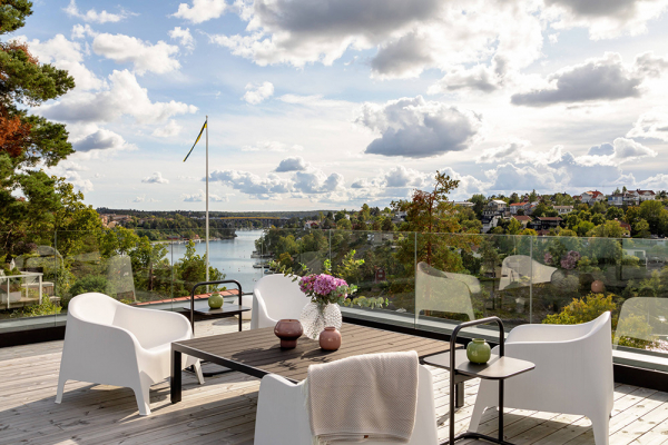 Роскошная современная вилла у озера рядом со Стокгольмом