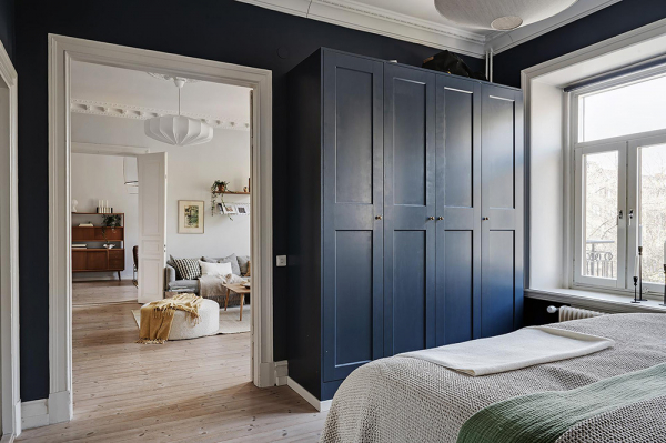 Светлая скандинавская квартира с эффектной синей спальней (100 кв. м)