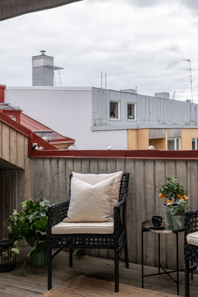 Белый интерьер со стильными деталями: светлая мансарда в Стокгольме