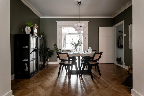 Стильные оттенки зелёного и серого в интерьерах шведской квартиры (88 кв. м)