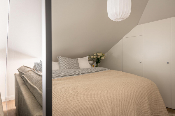 Маленькая минималистичная мансарда со спальней за стеклом (34 кв. м)