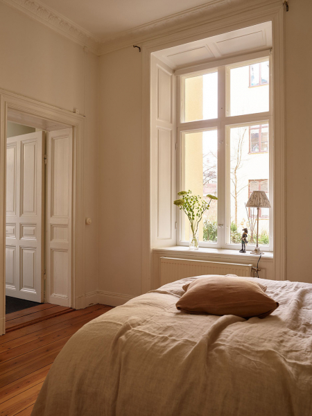 Тёплый интерьер с тёмным полом: небольшая квартира в Стокгольме (45 кв. м)