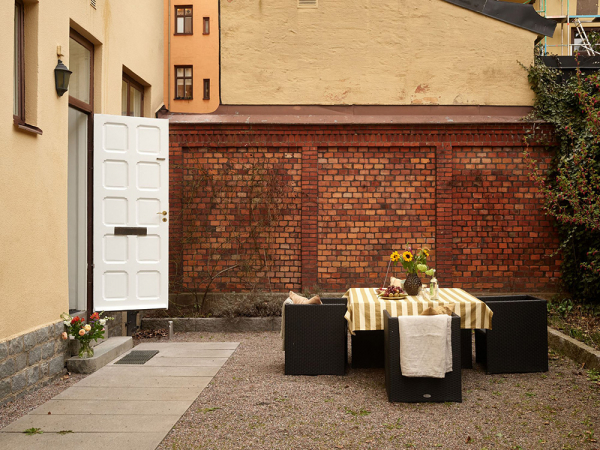 Тёплый интерьер с тёмным полом: небольшая квартира в Стокгольме (45 кв. м)