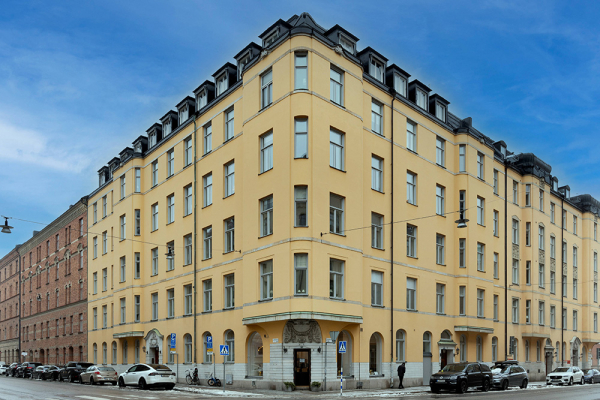 Домашняя библиотека и настенная галерея: квартира в Стокгольме