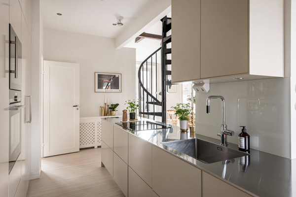 Стильная мансардная квартира в Стокгольме со спиральной лестницей