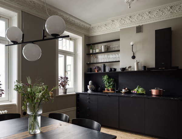 Сложная планировка и стильная черная кухня: небольшая квартира в Стокгольме (55 кв. м)