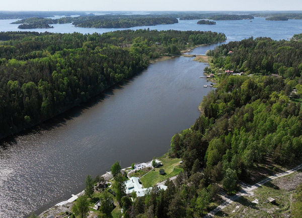 Белая вилла у озера в Швеции с собственным пирсом